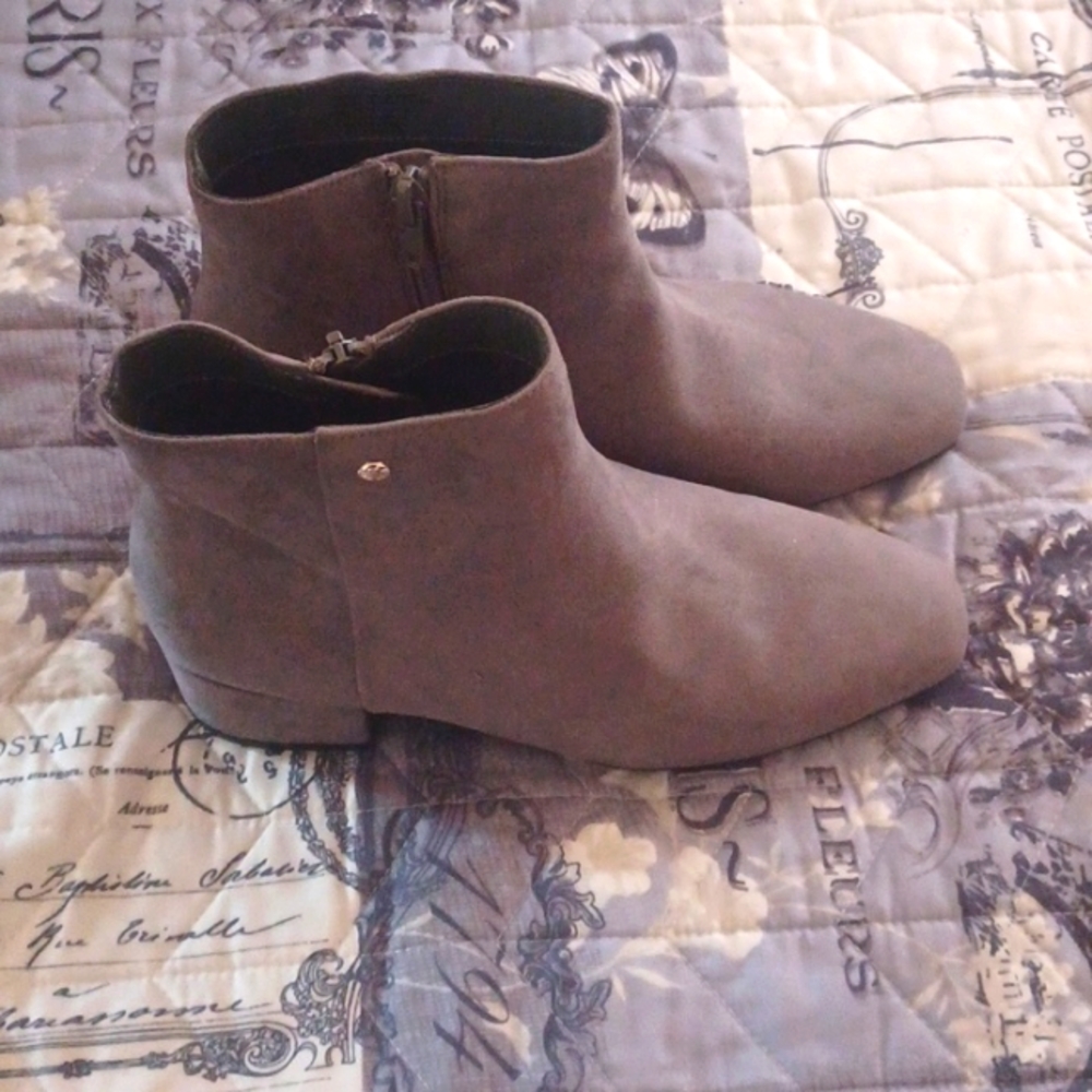 ❤️NEW Charter Club Grey Ankle Boots Size 7